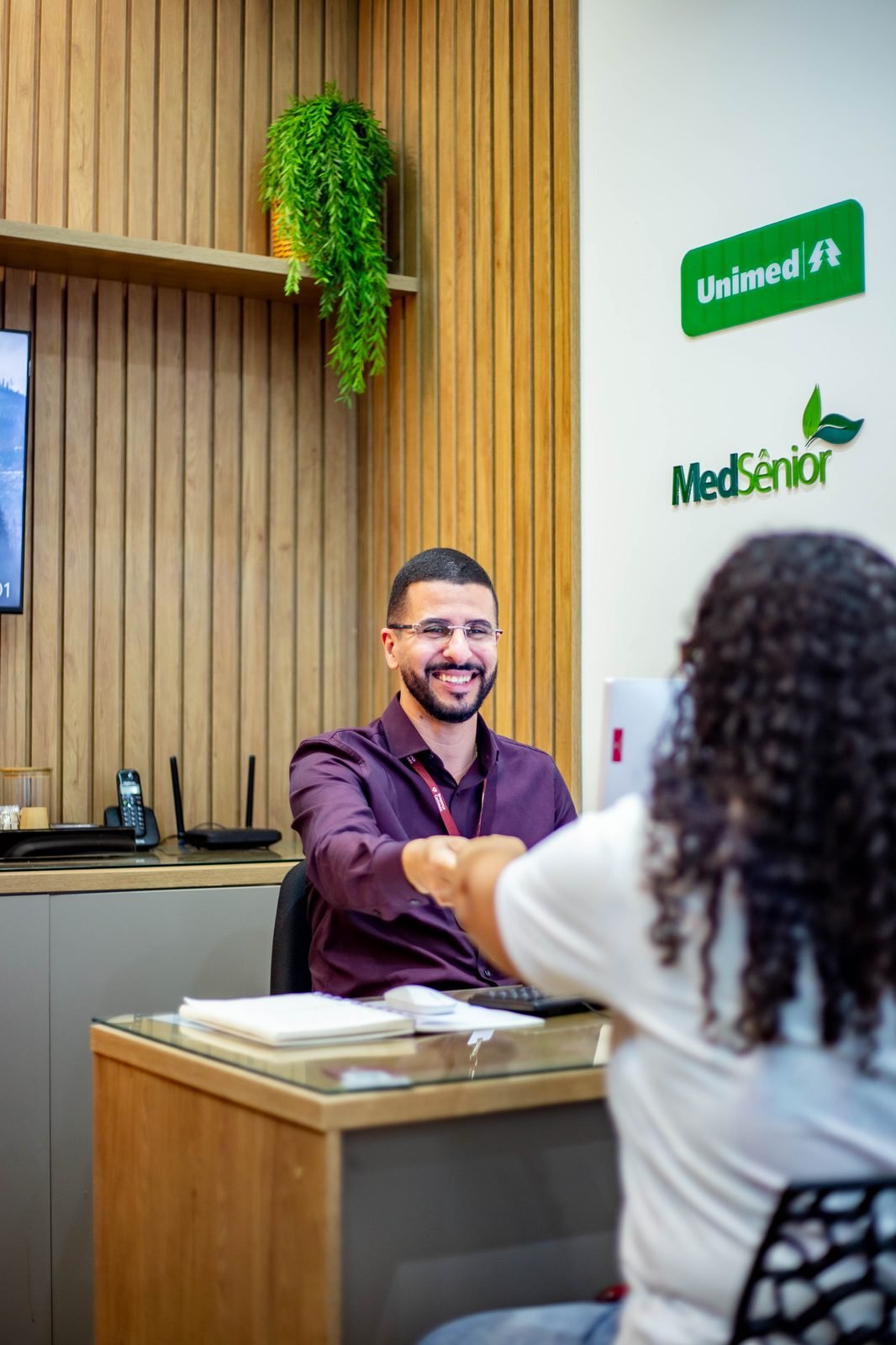 Consultor da Bragança Corretora cumprimentando uma cliente